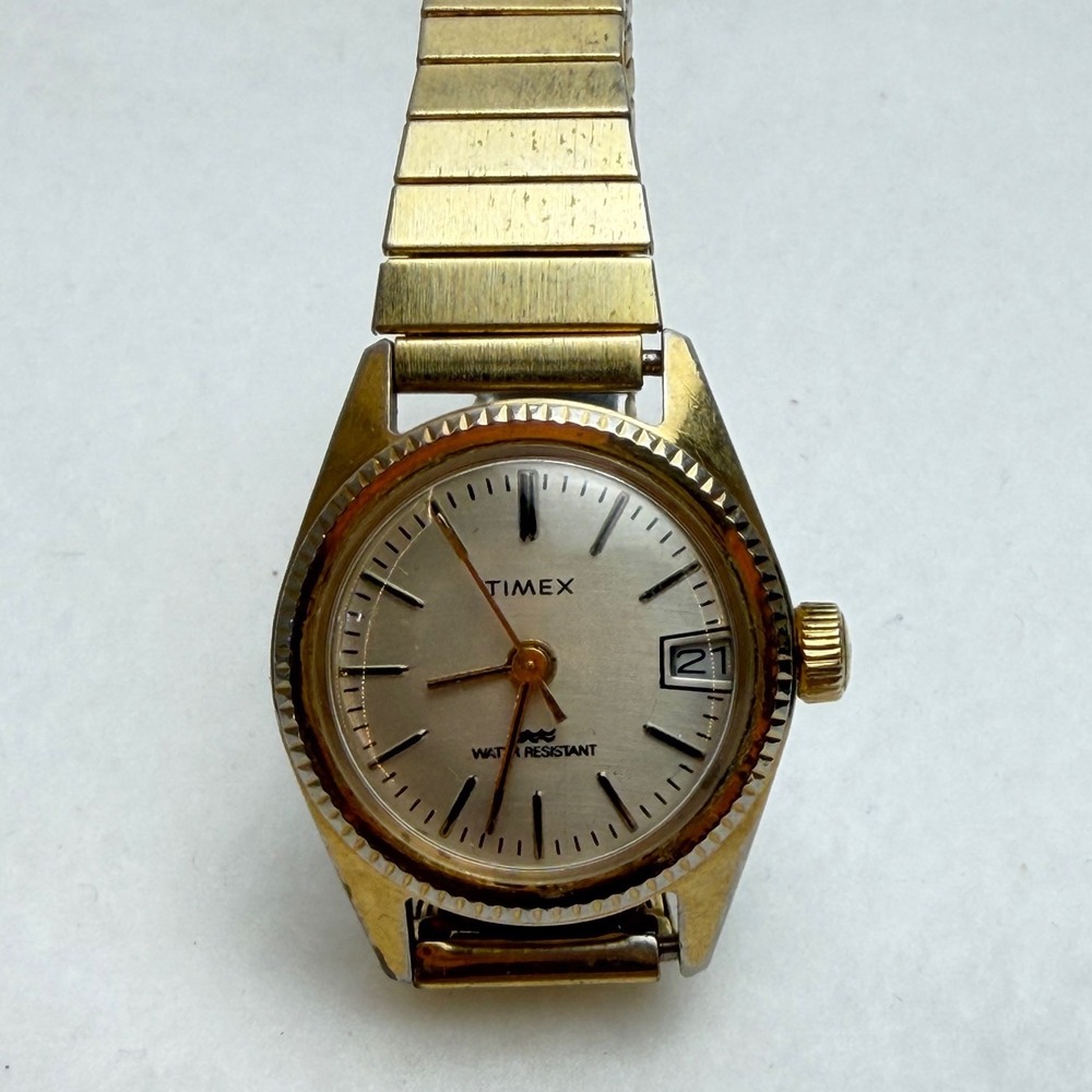 Timex Womens Vintage Gold Tone Watch Water Resistant Date Fluted Bezel 25mm